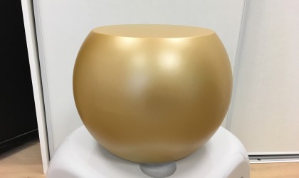 Sphère résine + peinture dorée