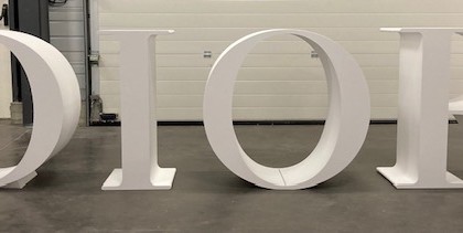 Lettres DIOR en polystyrène
